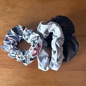 Vera Bradley New Floral and Solid Scrunchie Set
